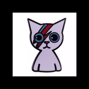 💥Bundle 3 for $25💥 Cat pin with David Bowie’s lightening bolt and eyes.